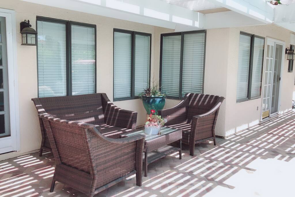 后院泳池和SPA池,以及独立小屋Backyard with pool and SPA