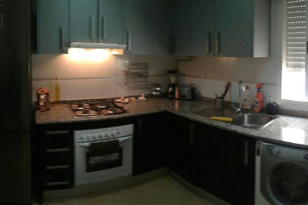 Cocina con horno, nevera a compartir, lavadora y secadora