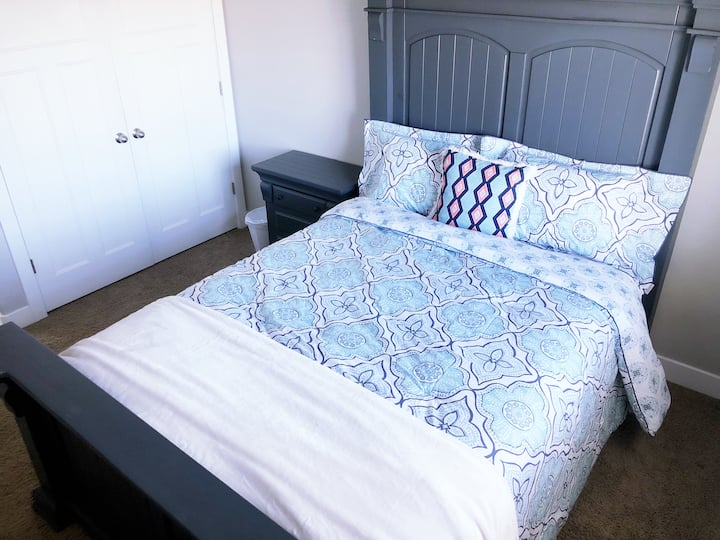 Спалня №3 с двойно легло и скрин в гардероба.