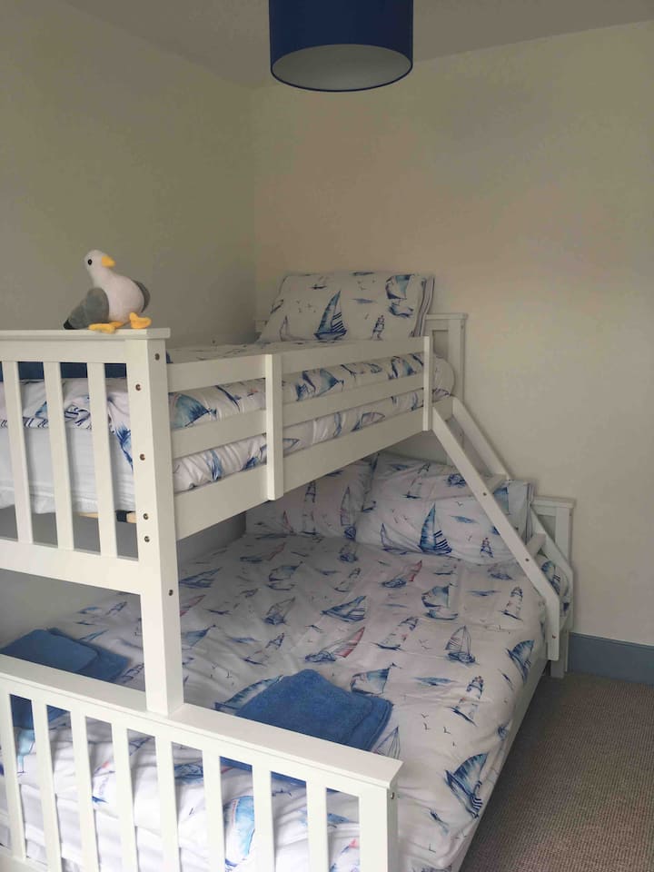  ห้องนอน 2 ห้องพร้อมเตียงนอนสำหรับสามท่าน (เตียงเดี่ยวมากกว่าเตียงคู่) เตียงสองชั้นสำหรับเด็กอายุมากกว่า 6 คนหรือผู้ใหญ่ที่มีขนาดเล็กมากกว่า 6 คน