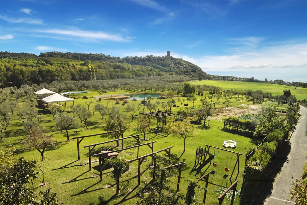 I giardini di Iscairia Country House, con uliveto, parco giochi, gazebo, solarium e biolago