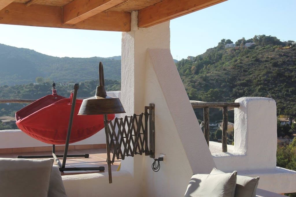 Sitzecke auf der unteren Terrasse vor der Sonne geschützt. Auf eine Klimaanlage wurde absichtlich verzichtet. Meistens weht eine leichte Brise und hält das Haus natürlich kühl.