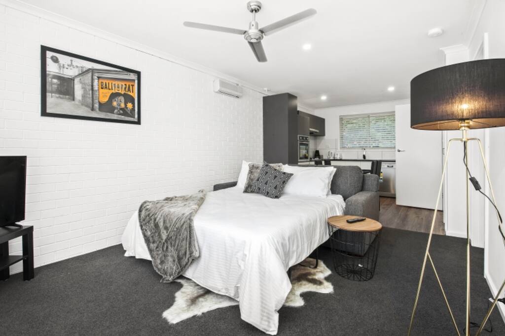 Pull out sofa bed with super comfy innerspring mattress (no sore backs here!)