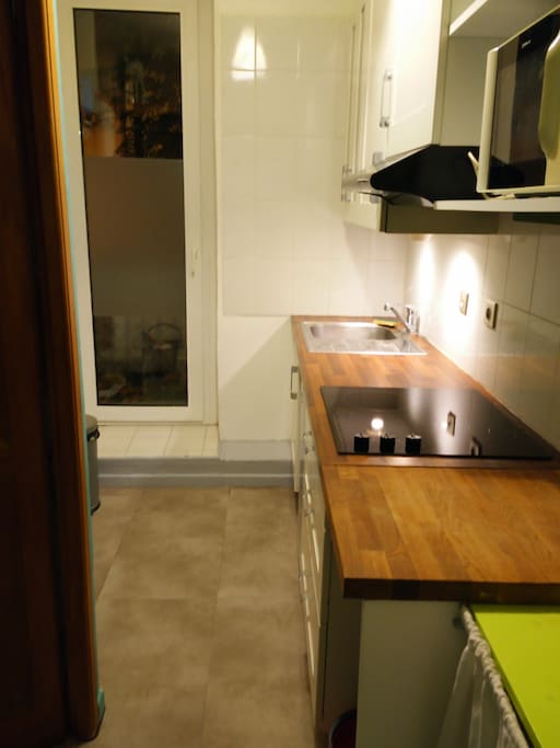 Une cuisine équipée avec petit balcon.