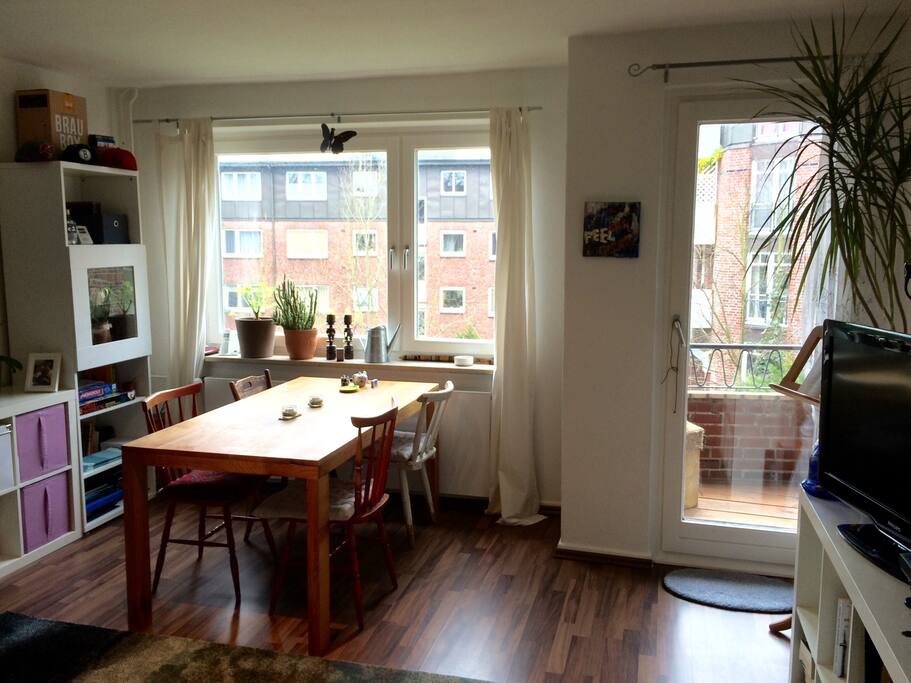 Wohnzimmer mit Balkon