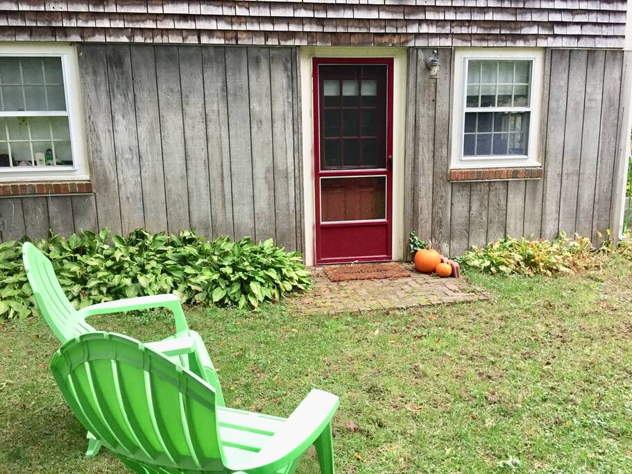 Relax with your morning coffee or afternoon beverage in the very peaceful and private yard.