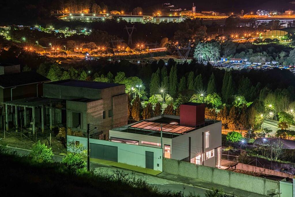 a casa tem uma linda vista da cidade