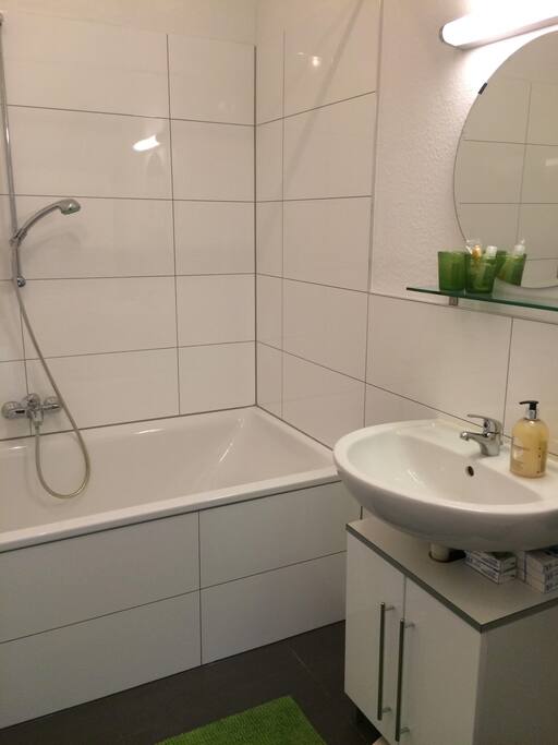 eigenes Bad mit Wanne, Waschmaschine und Trockner