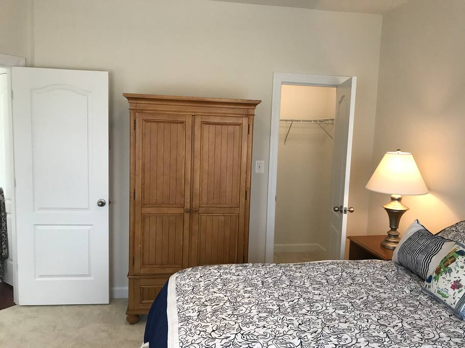 Walk In Closet- & Armoire