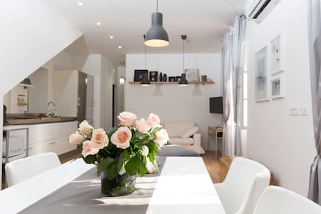 JAZZY 1BR apt & PRIVATE PARKING & center & beach