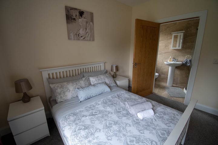 1st ground floor bedroom with en-suite