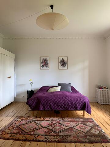 Unique central 220 sqm large house and garden gallery image 5