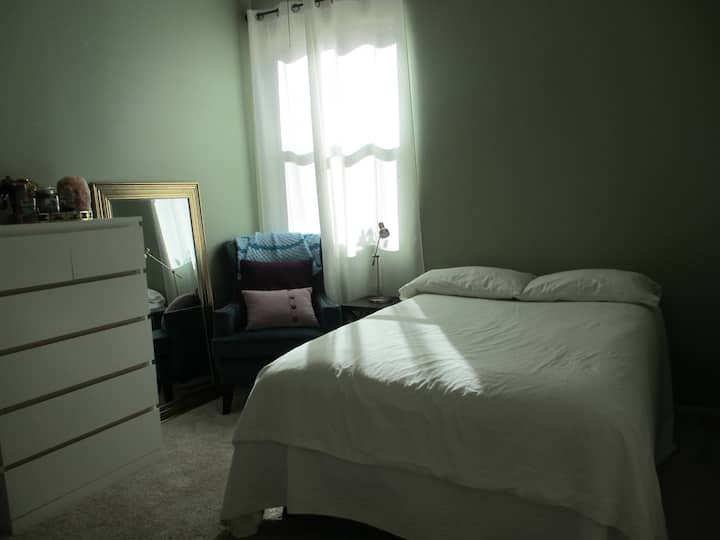 La habitación II tiene baño privado, cama tamaño queen y sábanas limpias. Las cortinas oscuras impiden la entrada del sol para las siestas de la tarde.