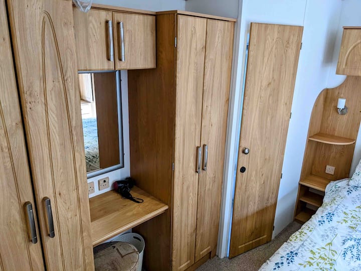 มีพื้นที่จัดเก็บมากมายในห้องนอนคู่ 