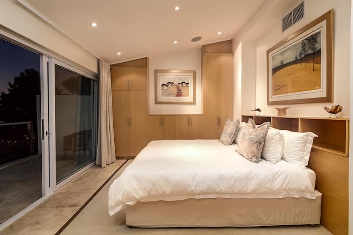 Cama tamaño king en el dormitorio principal, con amplio espacio en el armario. El dormitorio conduce a un balcón superior que disfruta de impresionantes vistas al mar y a la montaña.