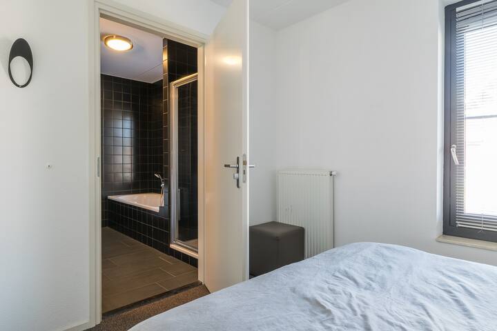 Спалня на долния етаж с прилежаща баня