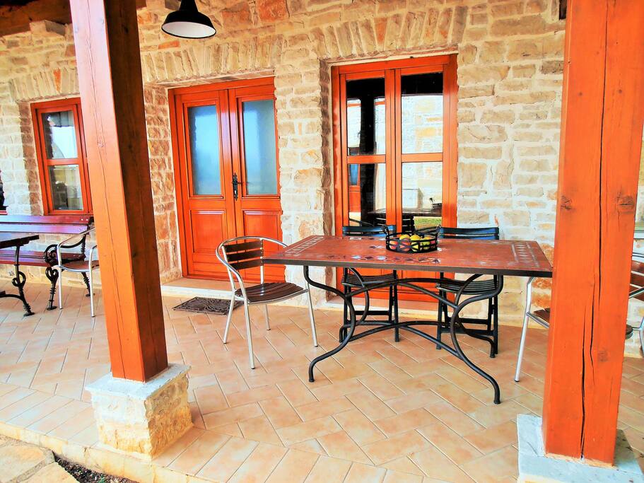 Portico casa di destra con 2 tavoli e antico forno