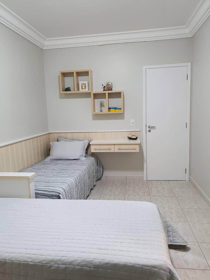 جناح مع سرير متحرك يتسع لثلاثة أشخاص.