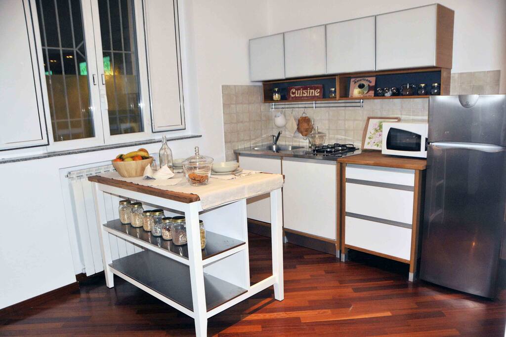 CUCINA (COMPRESI FRIGO, MICROONDE E LAVATRICE) CON ISOLA PER MANGIARE, CUCINARE, CONVERSARE, LAVORARE AL PC, PROGRAMMARE IL VOSTRO VIAGGIO