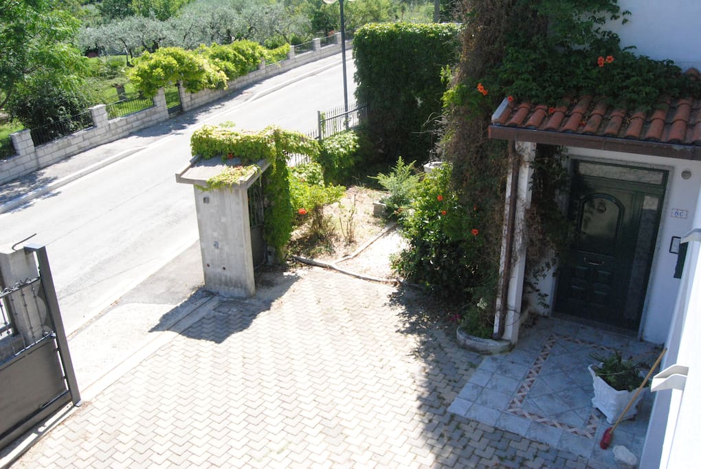 ingresso e piazzale interno