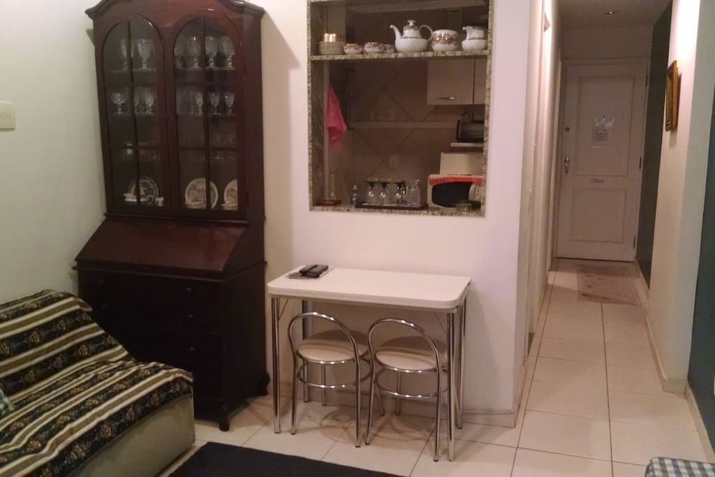 Sala, vista da porta do quarto
