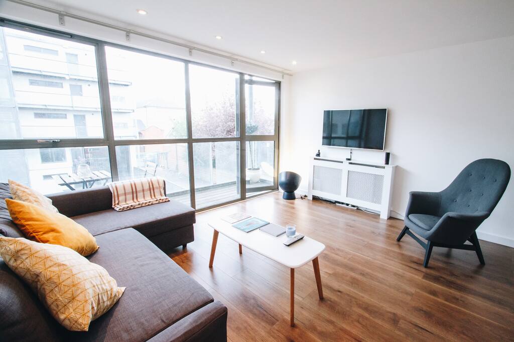 Living Room: The TV has Netflix, Amazon Prime, YouTube, BBC iPlayer and more - perfect for a movie night.