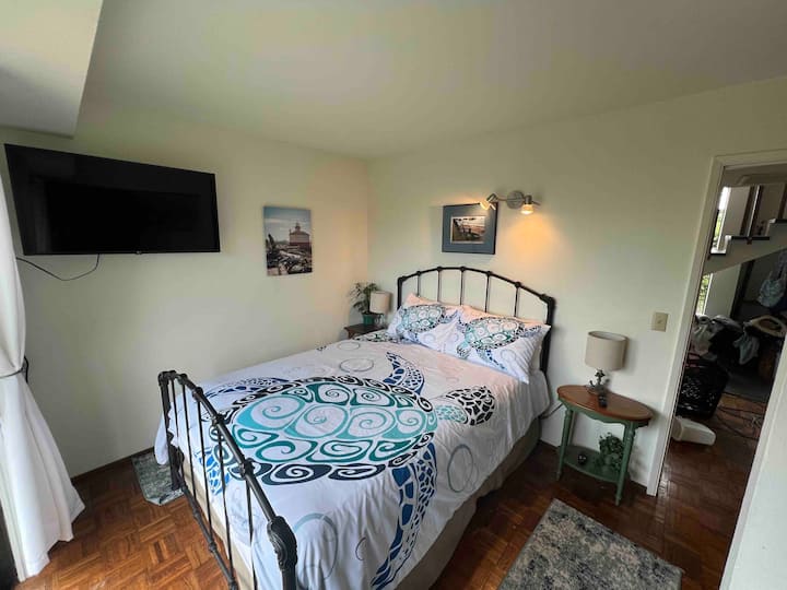 Cómoda cama tamaño queen en el segundo dormitorio.