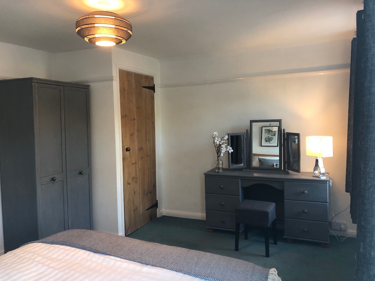 Priory Bedroom dressing table and wardrobe