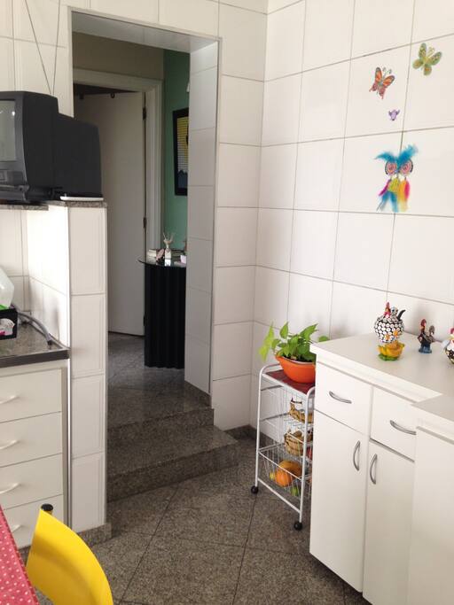 Vista da cozinha para a suite do anúncio