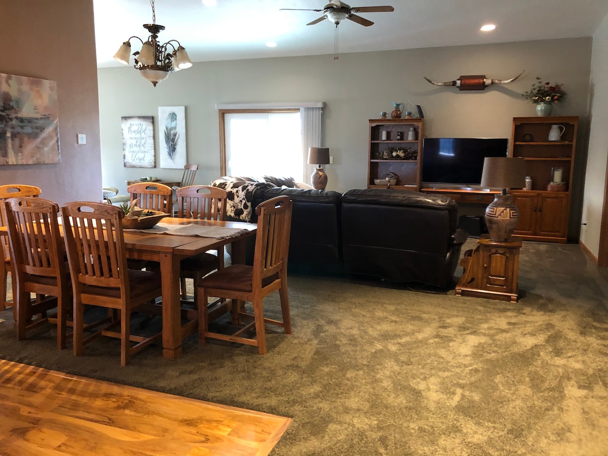 פינת אוכל וסלון