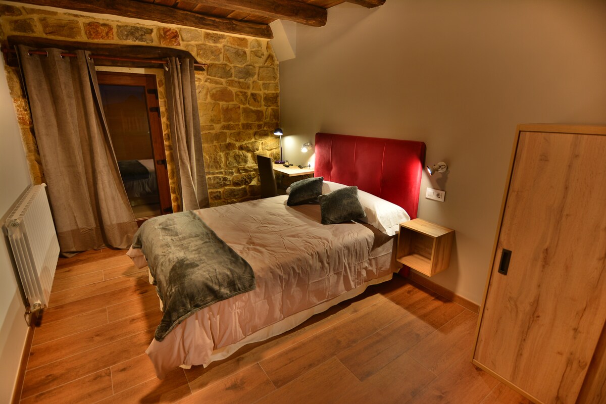 房间经过改造，楼下有卫生间