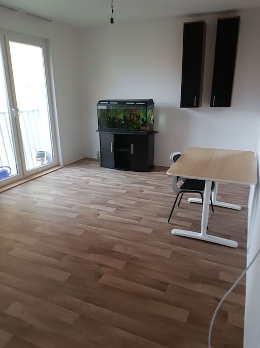 Das Gäste Wohn-, und Schlafzimmer. Die Aquarienbewohner werden bitte nicht gefüttert, es wird nicht an die Scheibe geklopft oder an der Anlage rumgefummelt.
Eine Automatische Zeitschaltuhr macht das Licht an und aus. unter der Woche geht es um 7 Uhr und am Wochenende (Fr, Sa & So) um 10 Uhr, an. Bitte auch nicht probieren zu ändern oder um zu stellen.
Der Tisch kann gut als Büro-, oder Speisetisch genutzt werden. Da kein Fernseher in der Wohnung vorhanden ist, stelle ich einen Flachdesktop und einen Stand pc zur Verfügung. Ein Gäste zugang wird gewährt.