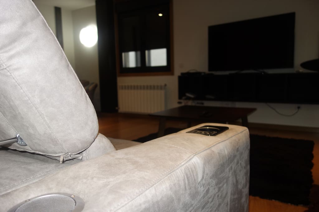 comodo sofa chaise longe con conexión wireless tv, masaje y enfriador de bebidas