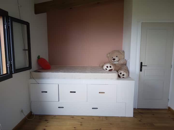 ห้องนอน 2 ชั้น (เตียง 120 × 90 + ฟูกนอนที่เดียว)