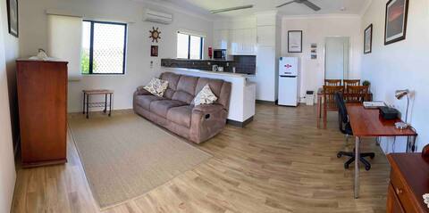 Homely and quiet self-contained flat in Bowen