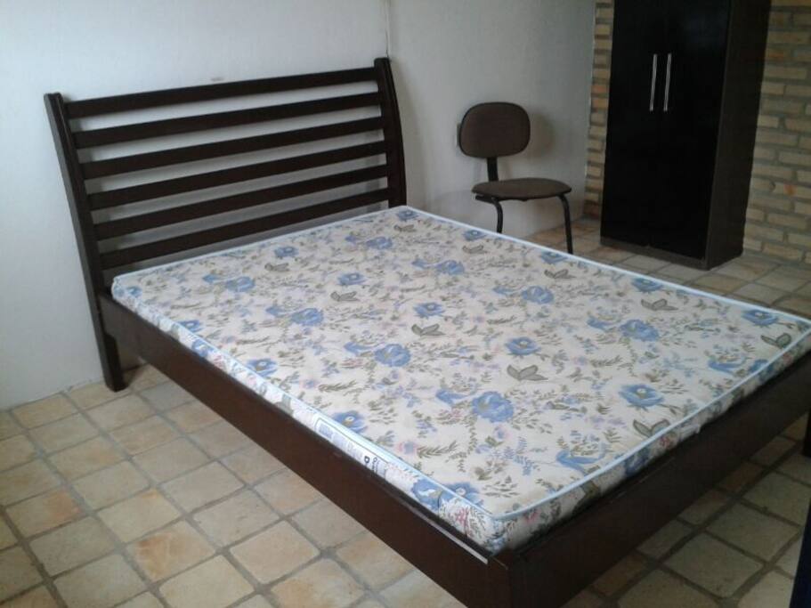 Suíte amplo com cama de casal e banheiro privativo.