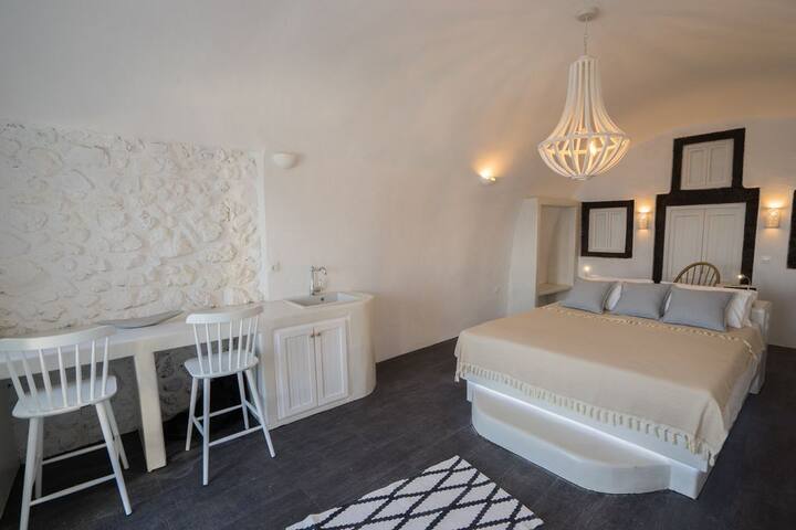 Gaia Suites | Artemis Suite with Outdoor Jacuzzi gallery image 5