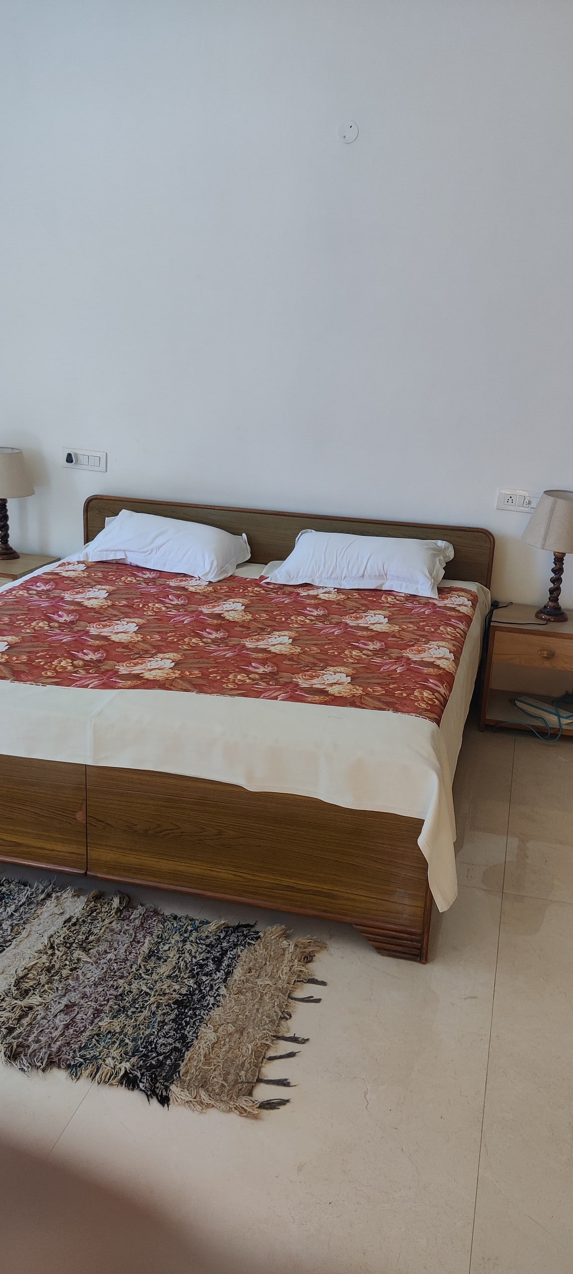 Kitanda cha ukubwa wa mfalme katika chumba cha kulala chenye nafasi kubwa, cha kifahari na dirisha la ghuba.