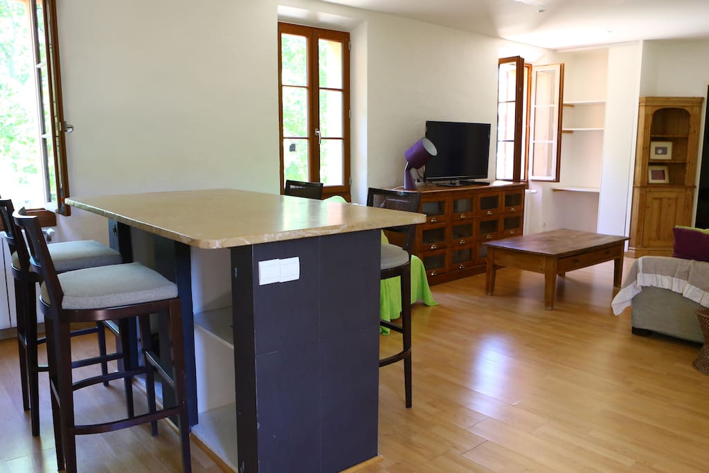Vue table bar dans pièce à vivre