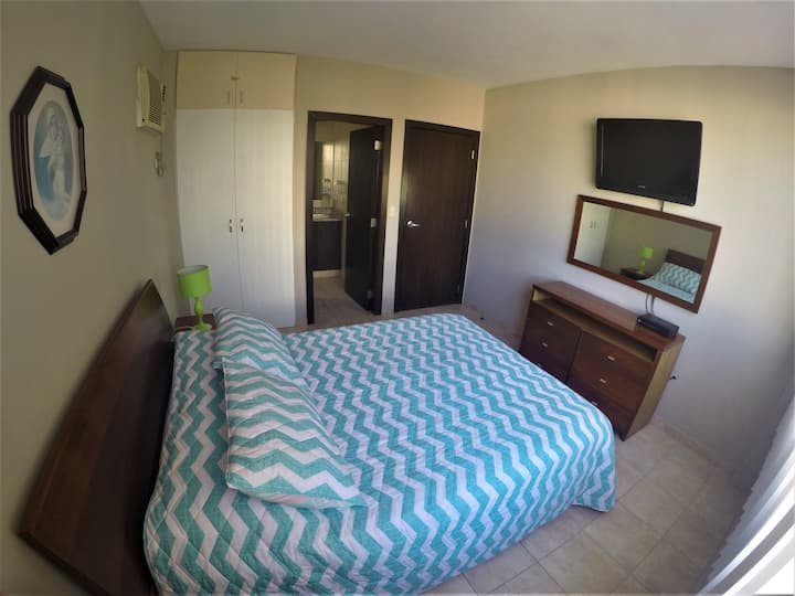 Habitación #1 matrimonial con baño en suite. Foto desde otro ángulo.