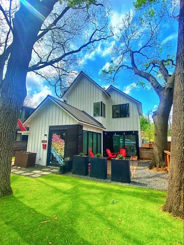 Modern Farmhouse blocks from Rainey and Downtown
