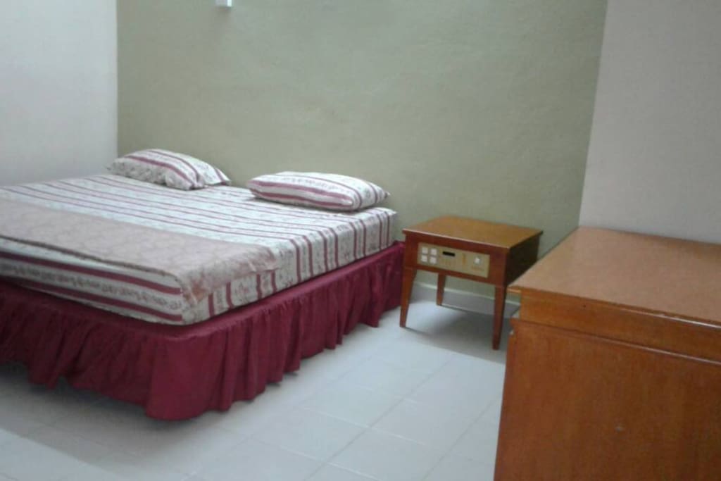 Second bedroom (1 king bed)
