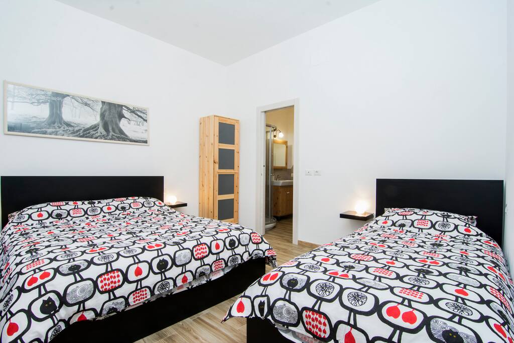 Camera con letto matrimoniale, letto singolo e bagno privato - Camera Lunaria