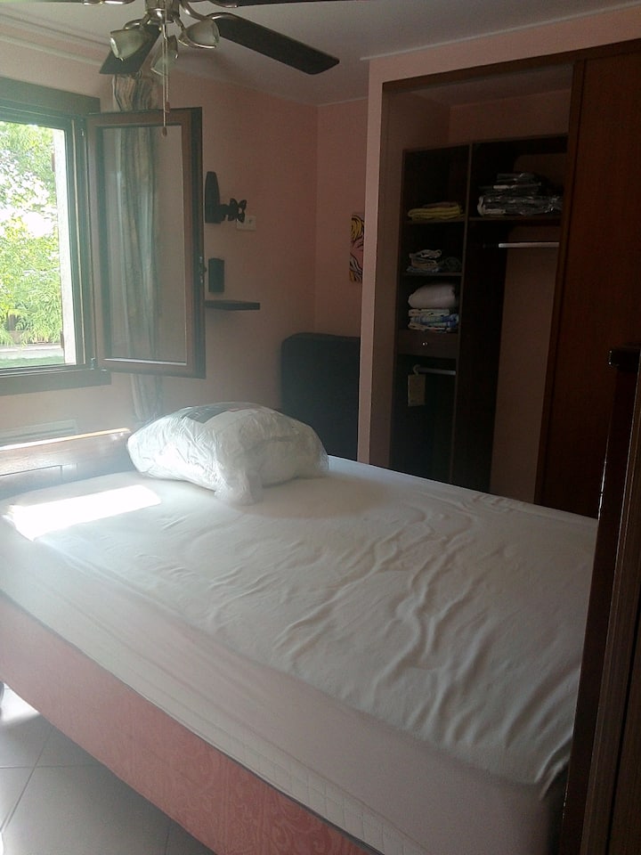 Spálňa 1: manželská posteľ s šatníkom