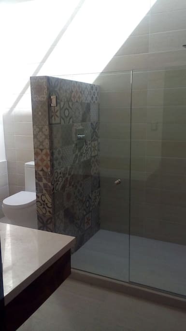 baño con closet y vestidor en cada recámara