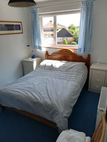 Havant - clean comfy double room with breakfast
