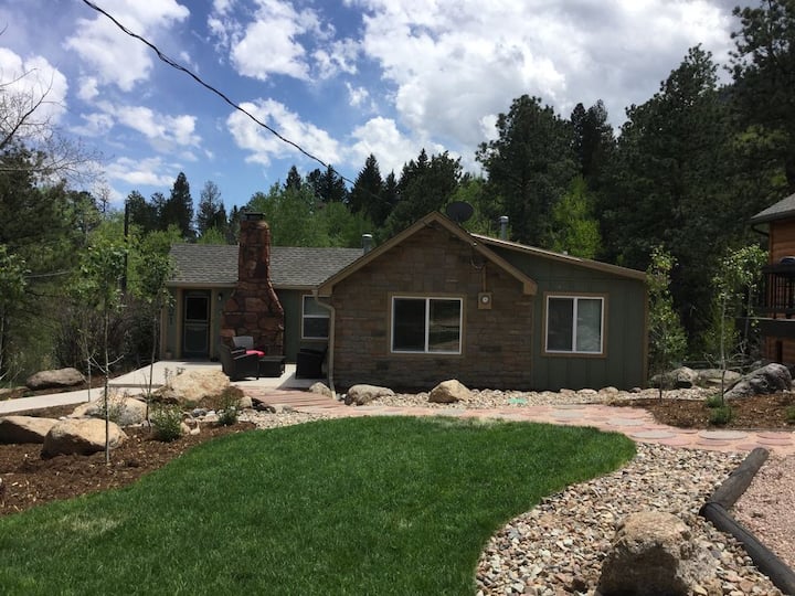 Green Mountain Falls Retreat with HOT TUB Cabins for Rent in Green