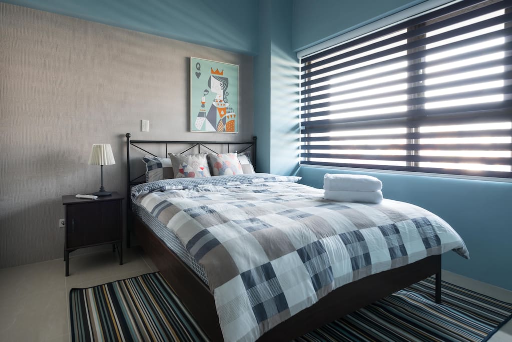 主臥室的大床以及大衣櫃 Master bedroom and a double-sized bed