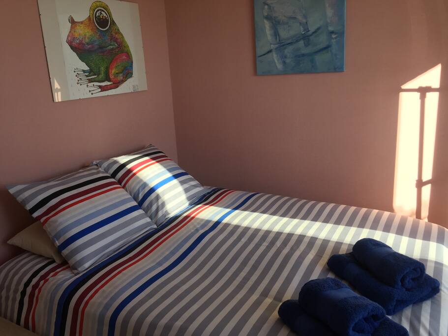 Le matin la chambre est protégée du soleil par les volets.