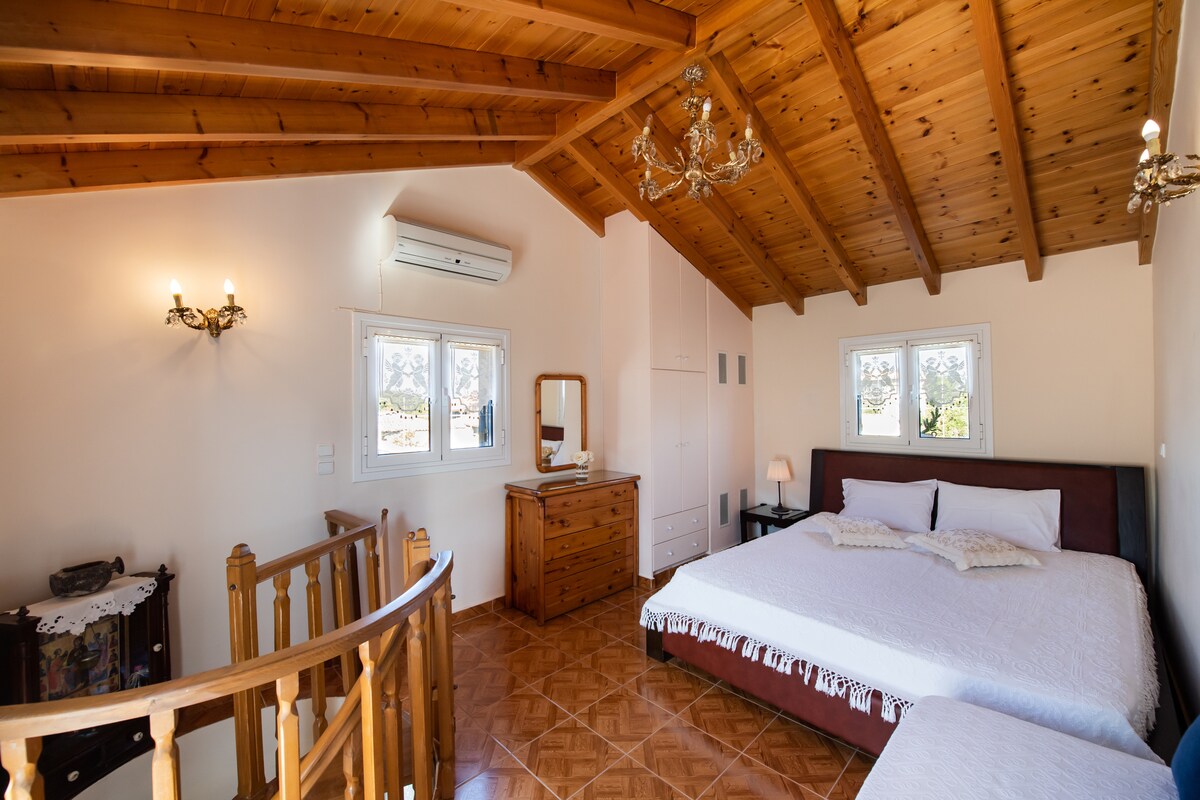 Tavan s bračnim krevetom (širine 180 - 200 cm) i bračnim krevetom (širine 180 - 200 cm)